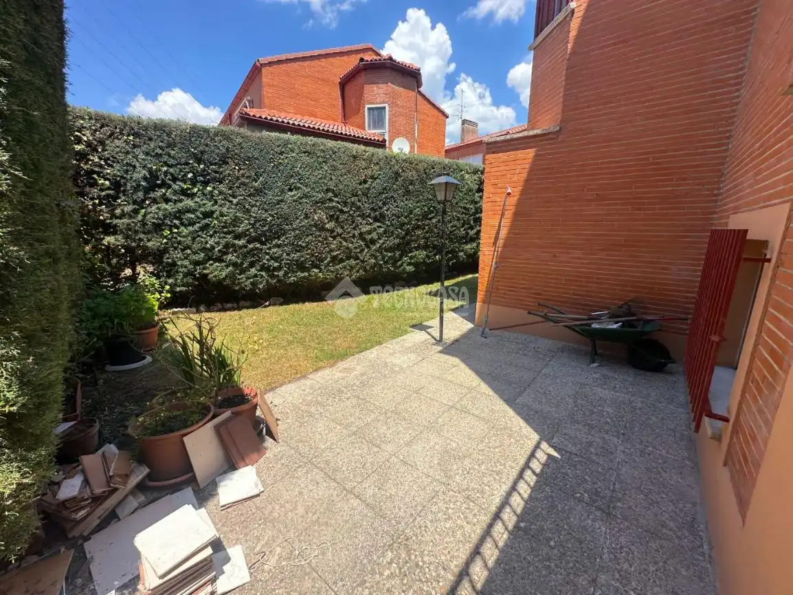 Garten von Einfamilien-Reihenhaus zum Verkauf in Collado Villalba mit Heizung, Abstellraum und Alarm