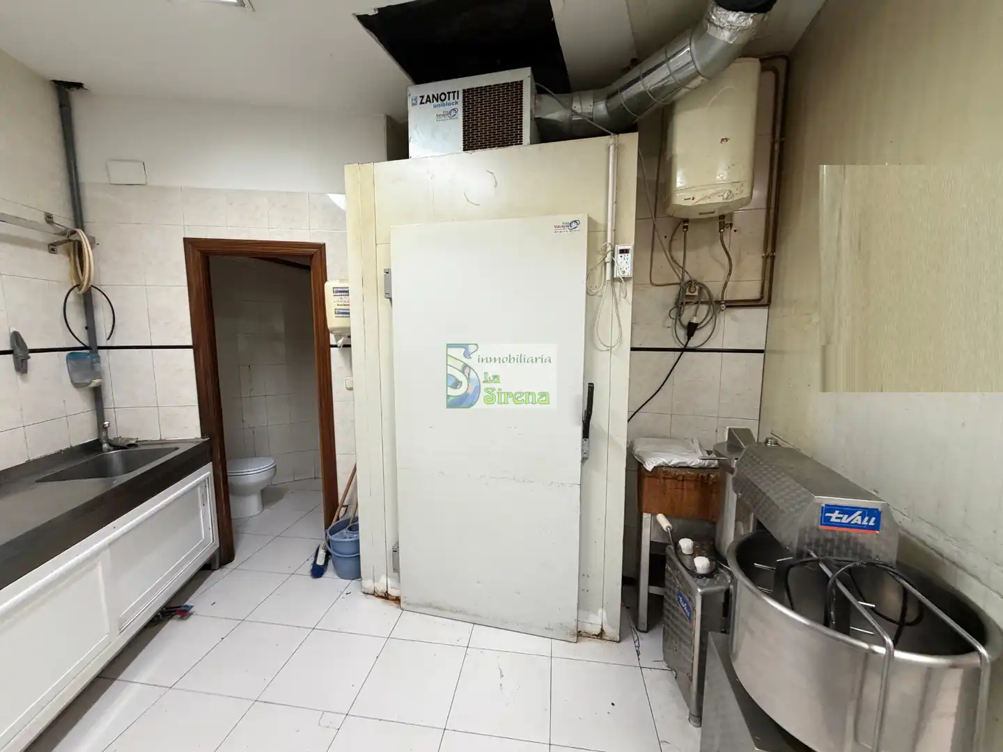 Business premises for transfer in Calle Eladio Laredo 4, imagen 16