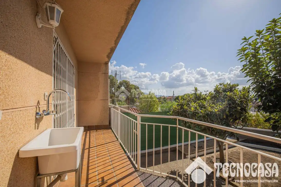 Casa pareada con terraza en venta en Sant Vicenç Dels Horts, imagen 2