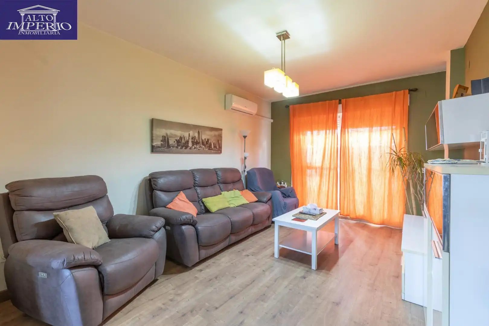 Sala d'estar de Casa adosada en venda en Churriana de la Vega amb Calefacció, Terrassa i Balcó