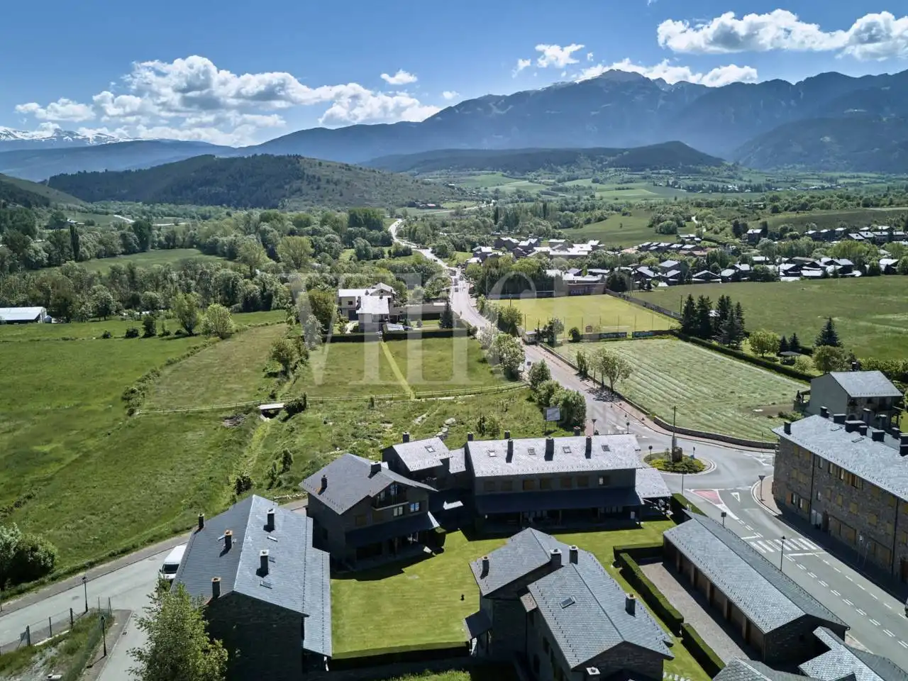 Vista exterior de Casa adosada en venda en Bellver de Cerdanya amb Calefacció, Parquet i Terrassa