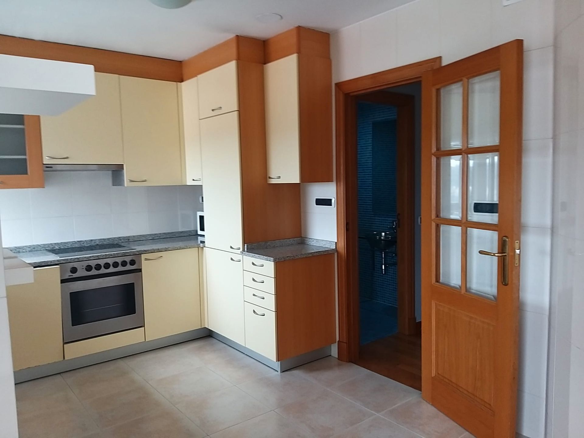 Kitchen of Duplex to rent in Santiago de Compostela   with Heating, Oven and Washing machine