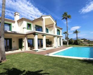 Vista exterior de Casa o xalet de lloguer en Estepona amb Aire condicionat, Jardí privat i Terrassa