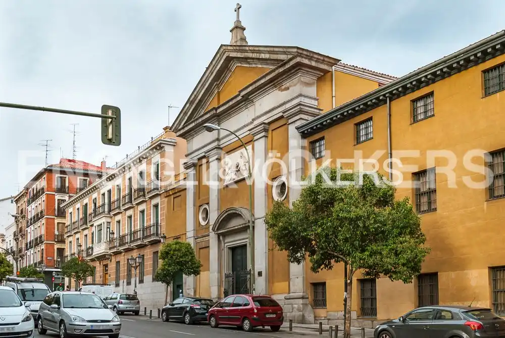 Außenansicht von Erdgeschoss zur Miete in Madrid mit Klimaanlage, Heizung und Möbliert