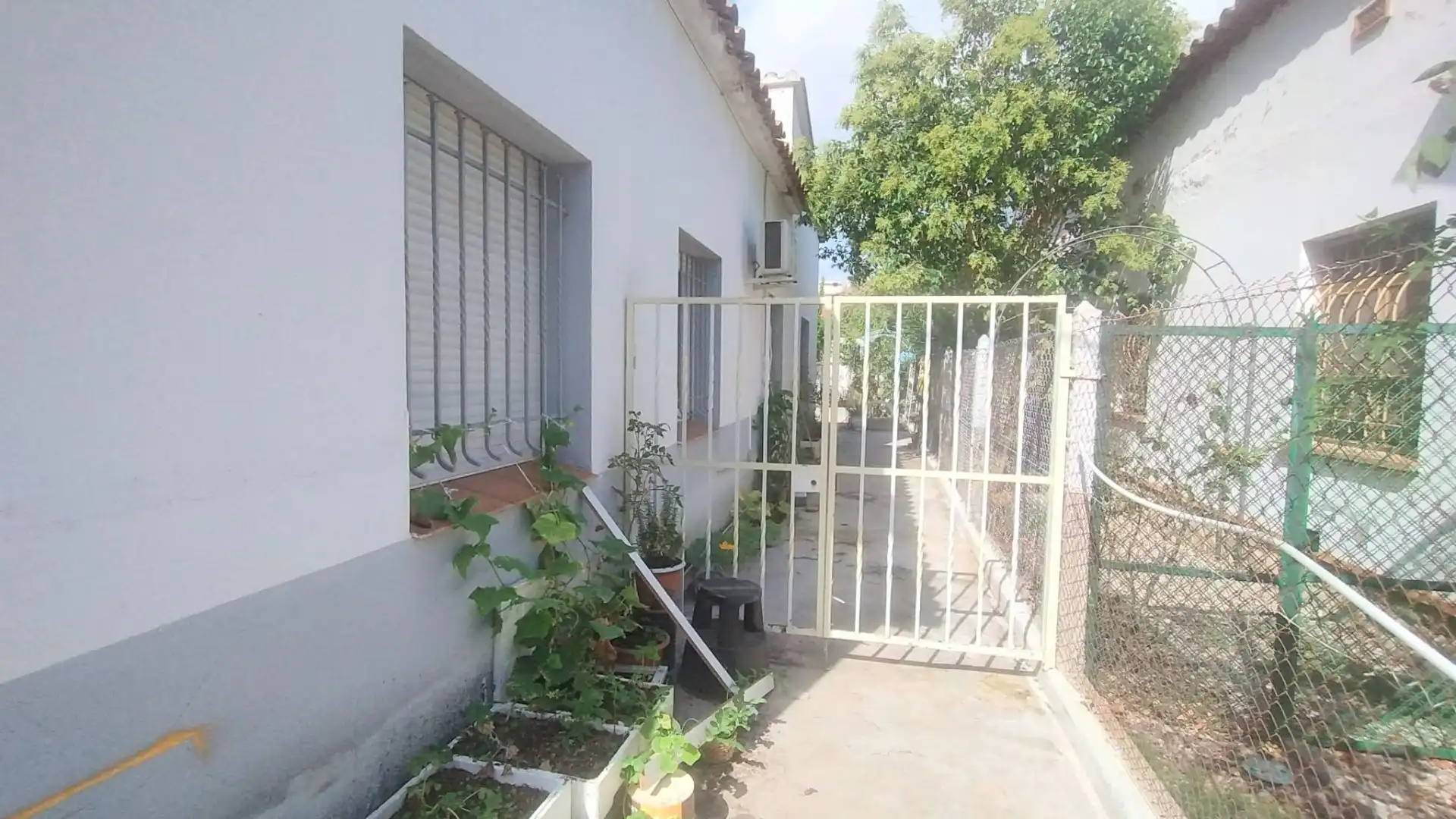 Außenansicht von Haus oder Chalet zum Verkauf in Salt mit Privatgarten