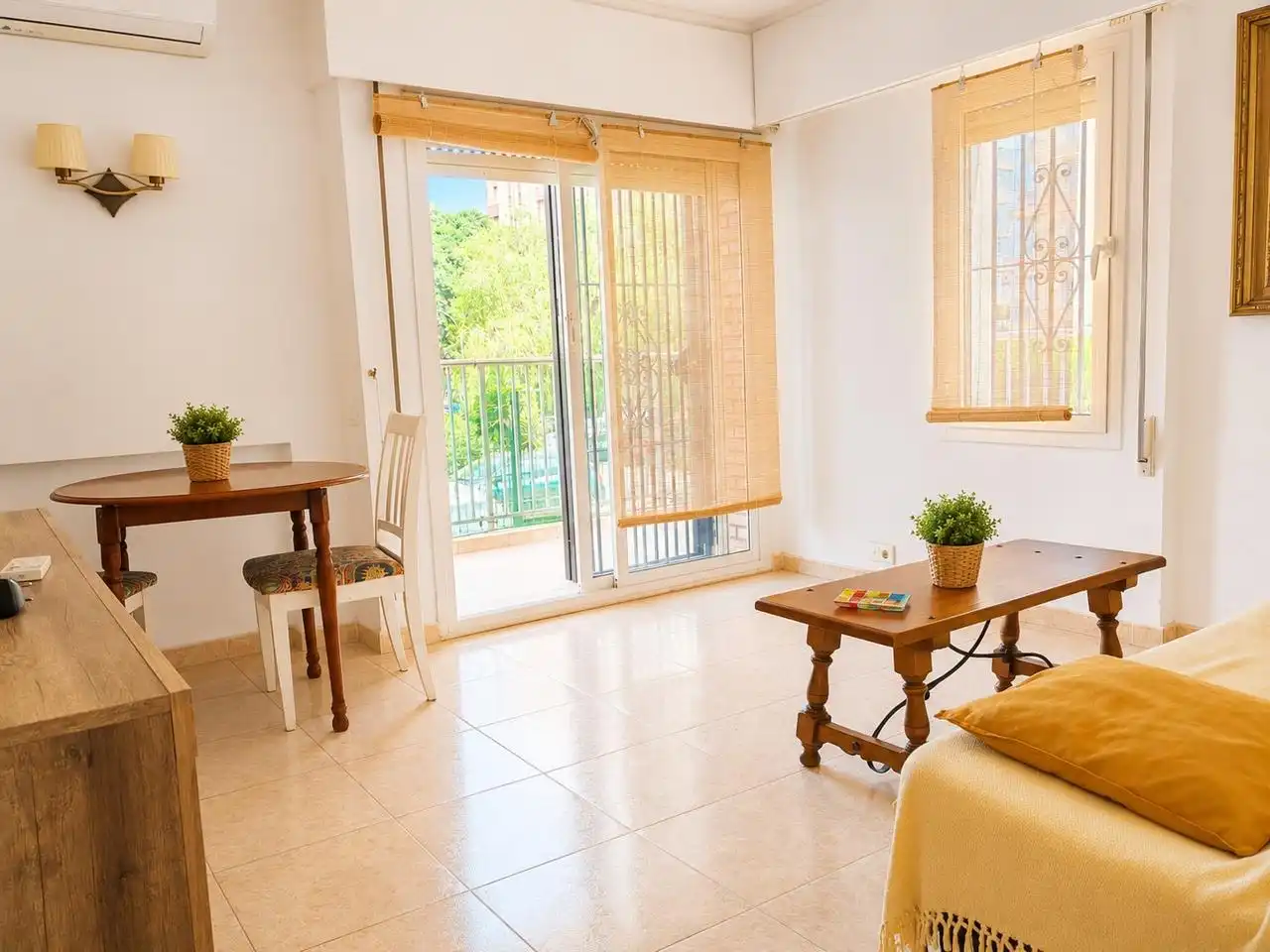 Sala d'estar de Planta baixa en venda en Benalmádena amb Terrassa, Moblat i Piscina comunitària