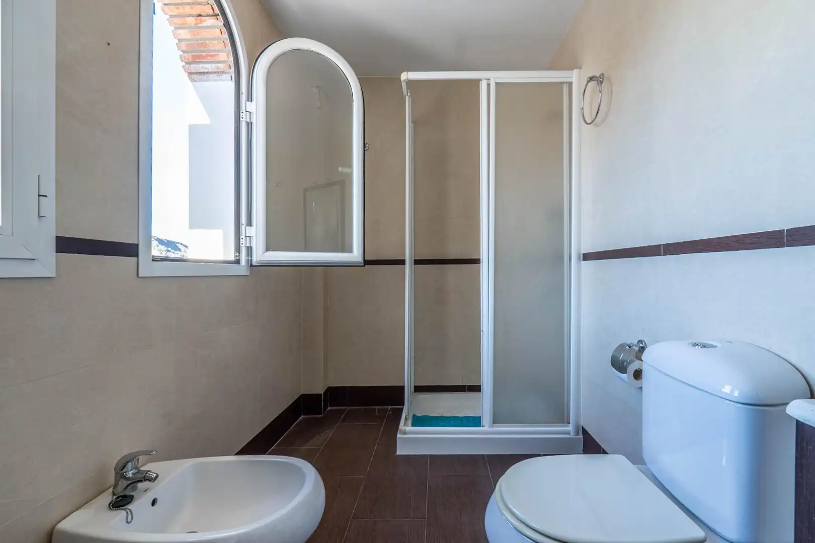 Baño de Casa adosada en venta en Cenes de la Vega con Aire acondicionado, Calefacción y Jardín privado