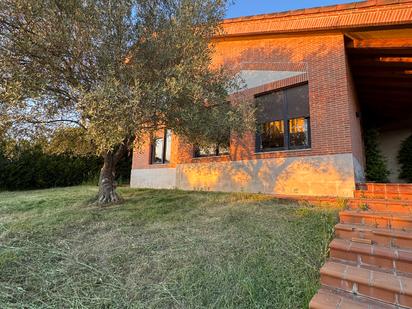 Vista exterior de Casa o xalet en venda en León Capital  amb Calefacció, Jardí privat i Parquet