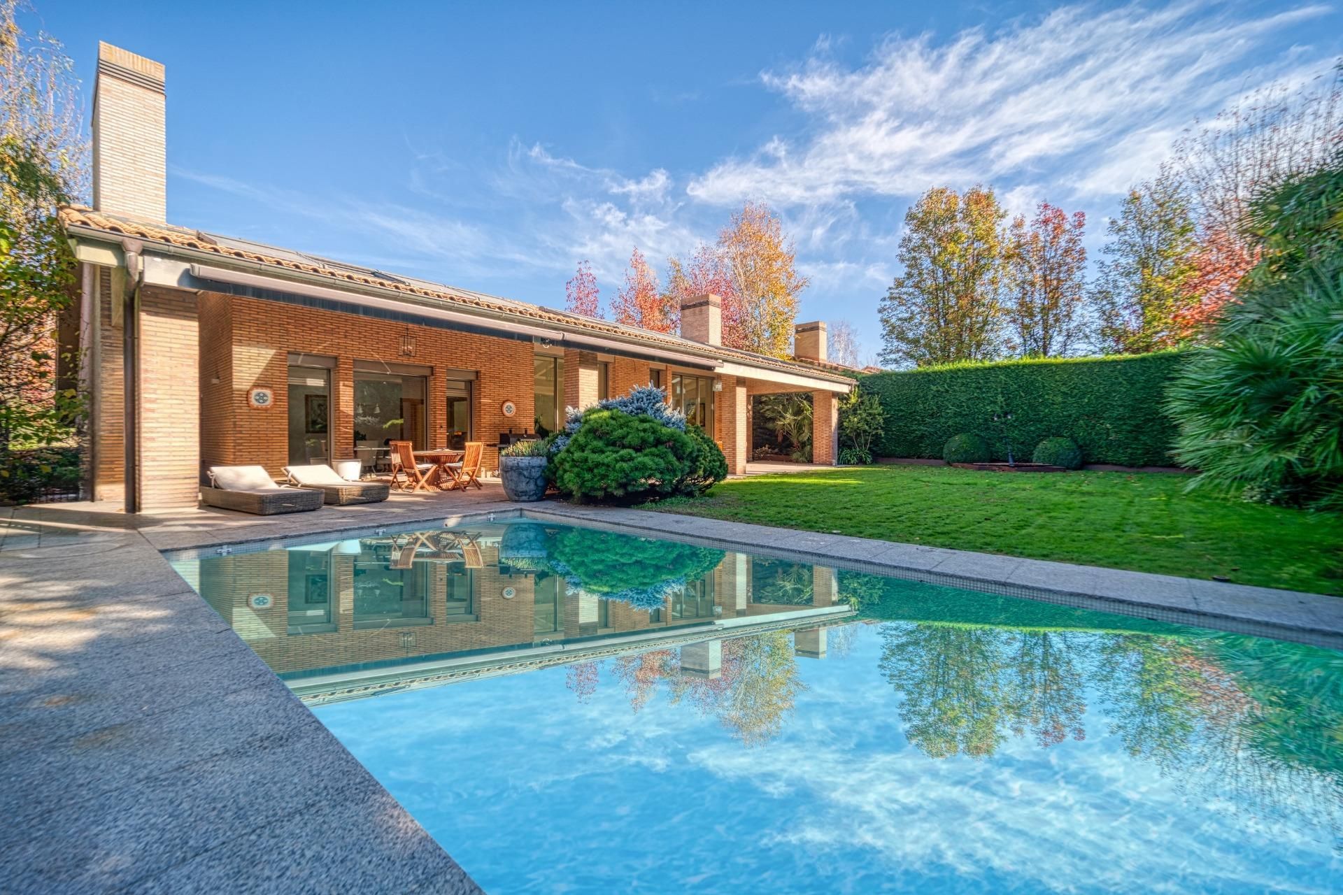 Swimming pool of House or chalet for sale in Pozuelo de Alarcón  with Air Conditioner, Heating and Private garden