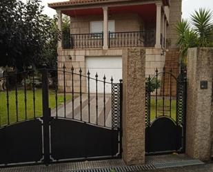 Vista exterior de Casa o xalet en venda en Vigo  amb Calefacció, Jardí privat i Parquet