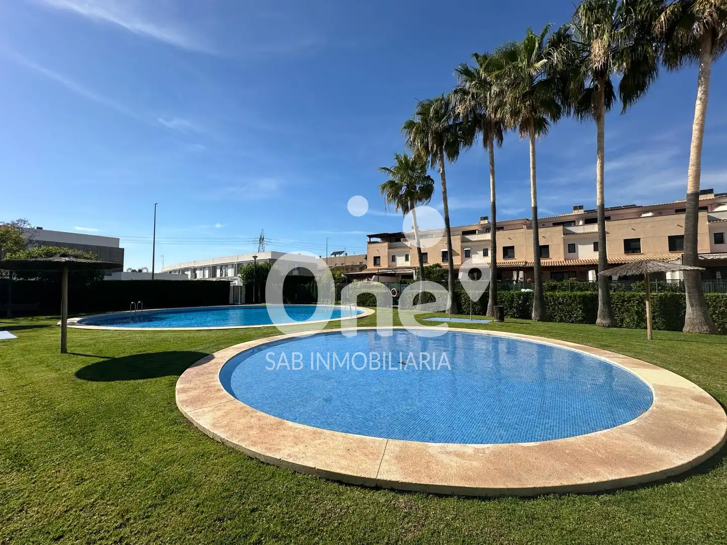 Schwimmbecken von Einfamilien-Reihenhaus zum Verkauf in San Antonio de Benagéber mit Klimaanlage, Heizung und Privatgarten