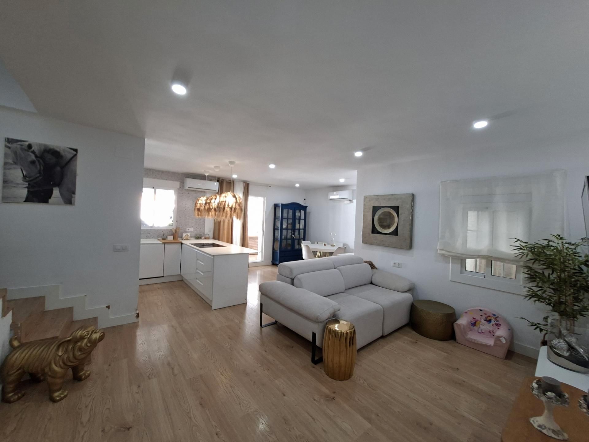 Living room of Attic for sale in Esplugues de Llobregat  with Air Conditioner, Heating and Parquet flooring