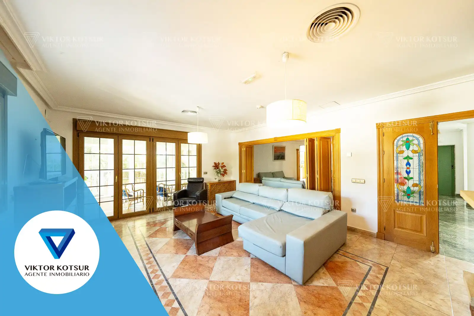 Sala d'estar de Casa o xalet en venda en Roquetas de Mar amb Aire condicionat, Calefacció i Jardí privat