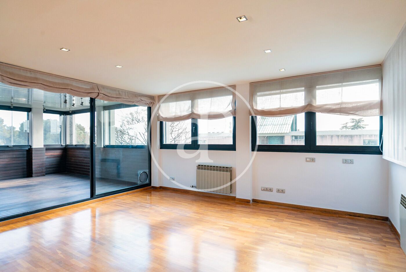 Vista exterior de Pis en venda en Esplugues de Llobregat amb Aire condicionat, Calefacció i Jardí privat