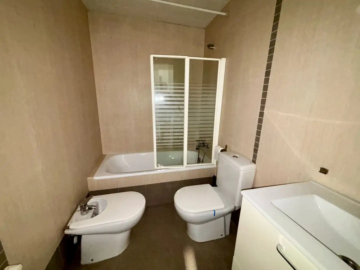 Baño de Piso de alquiler en Zaragoza con Calefacción, Parquet y Terraza