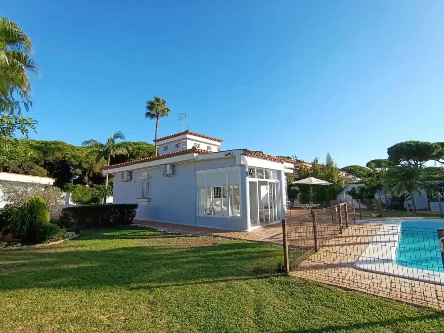 Jardí de Casa o xalet en venda en Chiclana de la Frontera amb Aire condicionat, Jardí privat i Traster