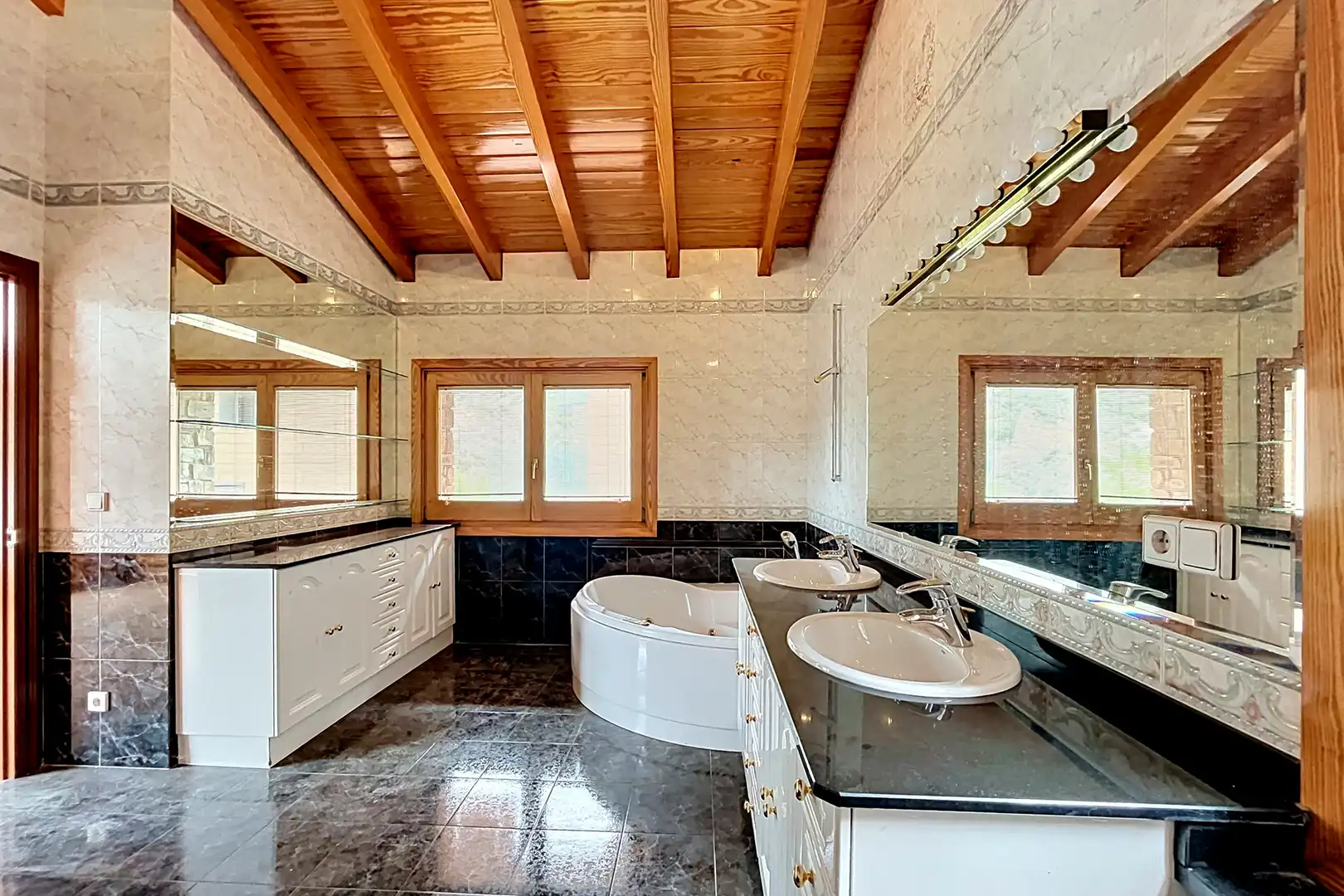Badezimmer von Haus oder Chalet zur Miete in Escaldes – Engordany mit Heizung, Privatgarten und Parkett