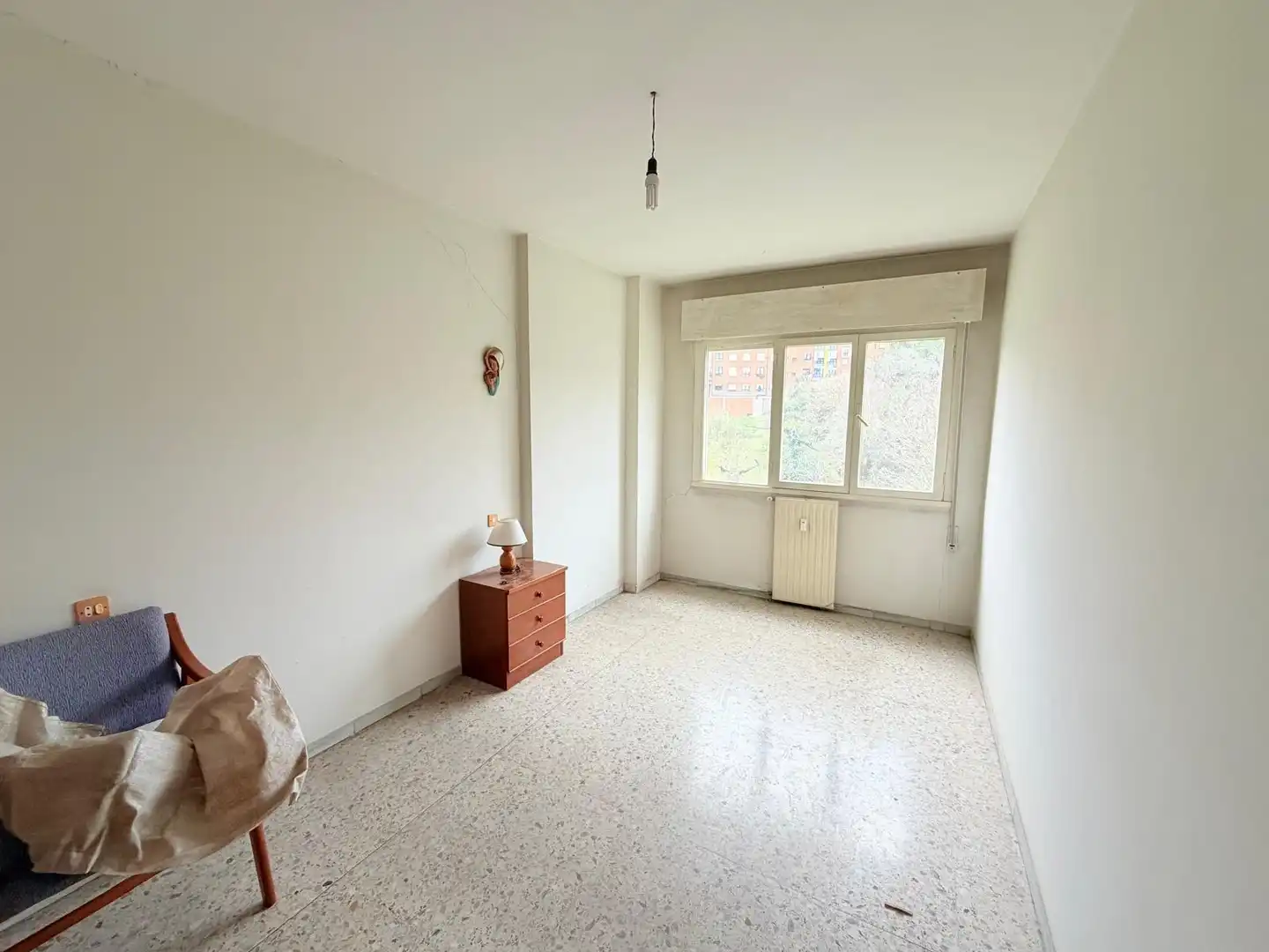 Dormitori de Pis en venda en Oviedo  amb Jardí privat, Terrassa i Balcó