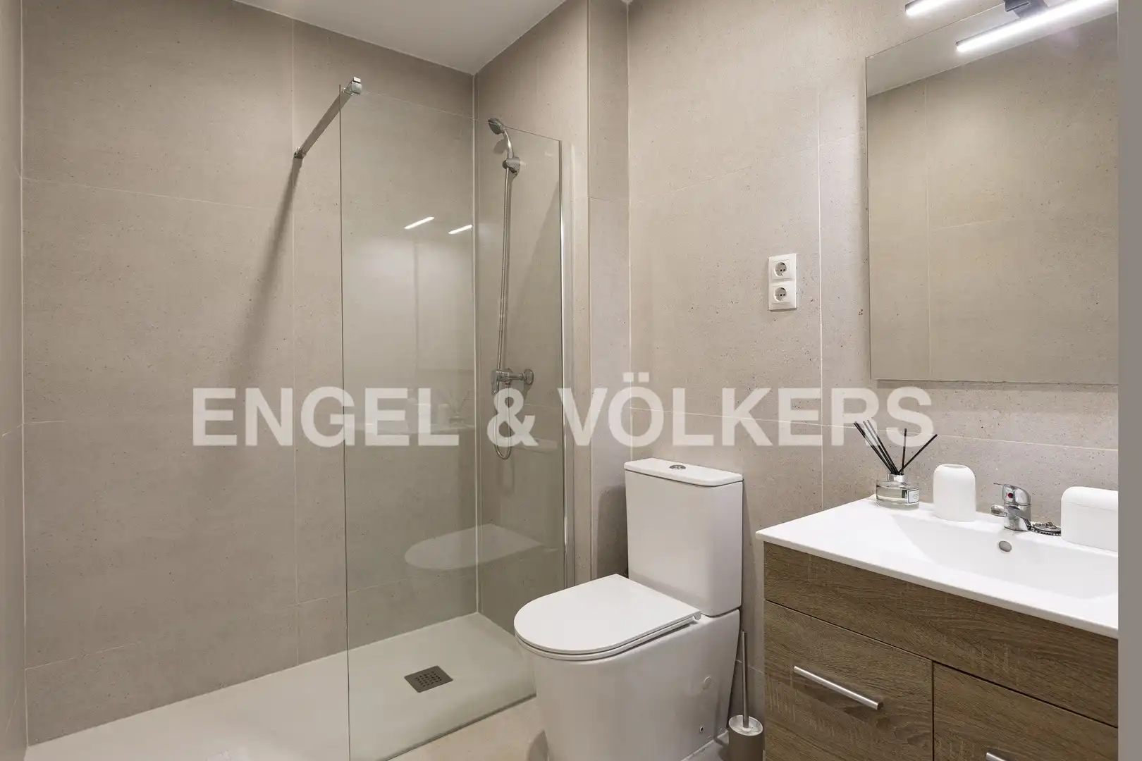 Baño de Piso de alquiler en Barcelona con Aire acondicionado, Calefacción y Amueblado
