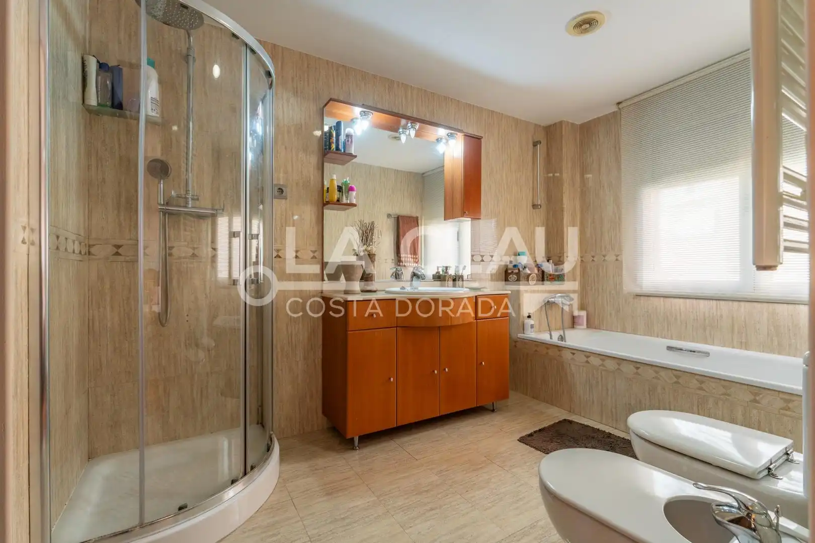 Badezimmer von Einfamilien-Reihenhaus zum Verkauf in Gavà mit Heizung