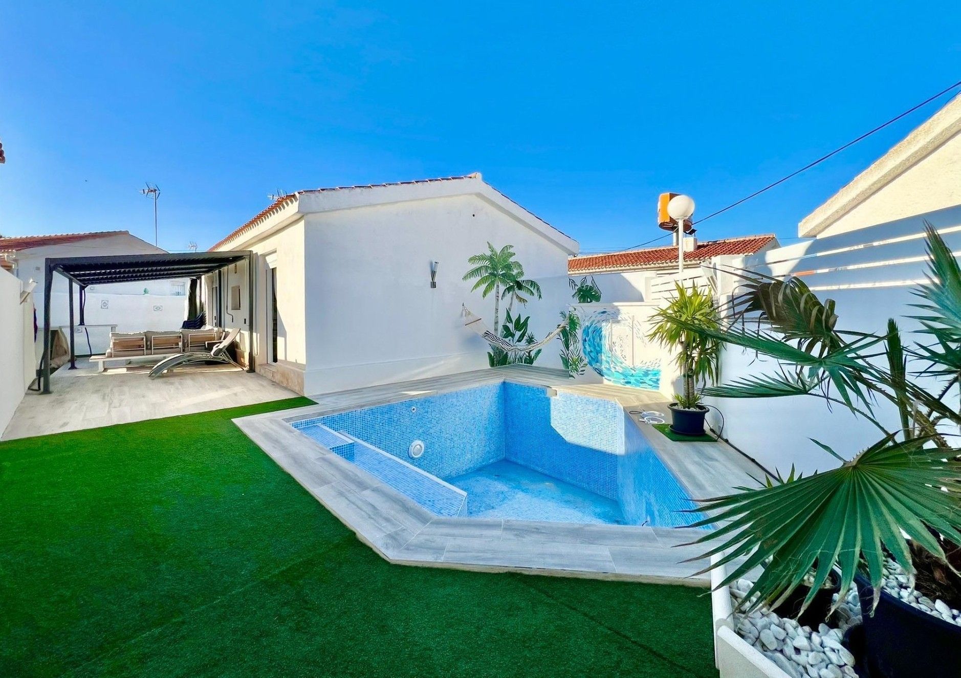Vista exterior de Casa o xalet en venda en Torrevieja amb Aire condicionat, Jardí privat i Piscina