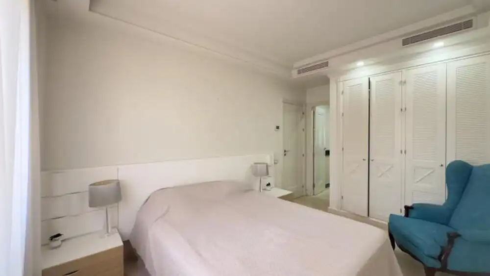 Dormitori de Apartament de lloguer en Estepona amb Aire condicionat, Terrassa i Piscina