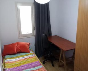 Dormitori de Apartament per a compartir en Ripollet amb Moblat, Forn i Rentadora