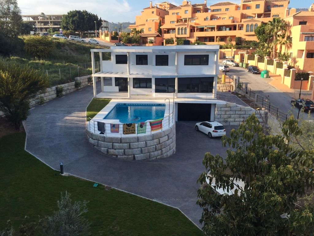 Swimming pool of House or chalet to rent in Marbella  with Air Conditioner, Heating and Private garden