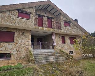 Vista exterior de Casa o xalet en venda en El Pino de Tormes amb Terrassa i Piscina