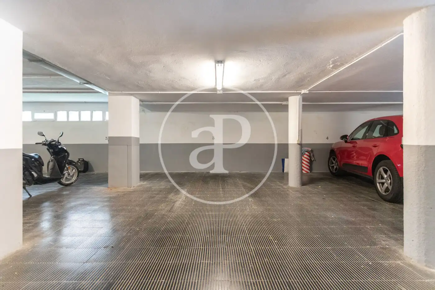 Parking de Piso de alquiler en Barcelona con Aire acondicionado, Calefacción y Jardín privado