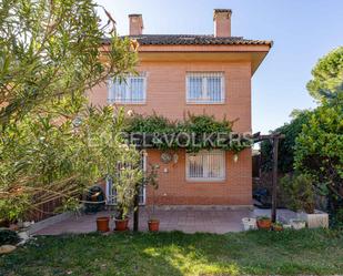 Exterior view of Single-family semi-detached for sale in  Madrid Capital  with Heating, Private garden and Terrace