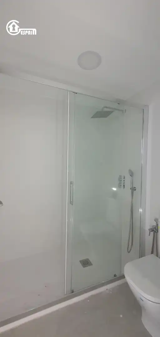 Badezimmer von Wohnung zur Miete in Madrid mit Klimaanlage und Heizung
