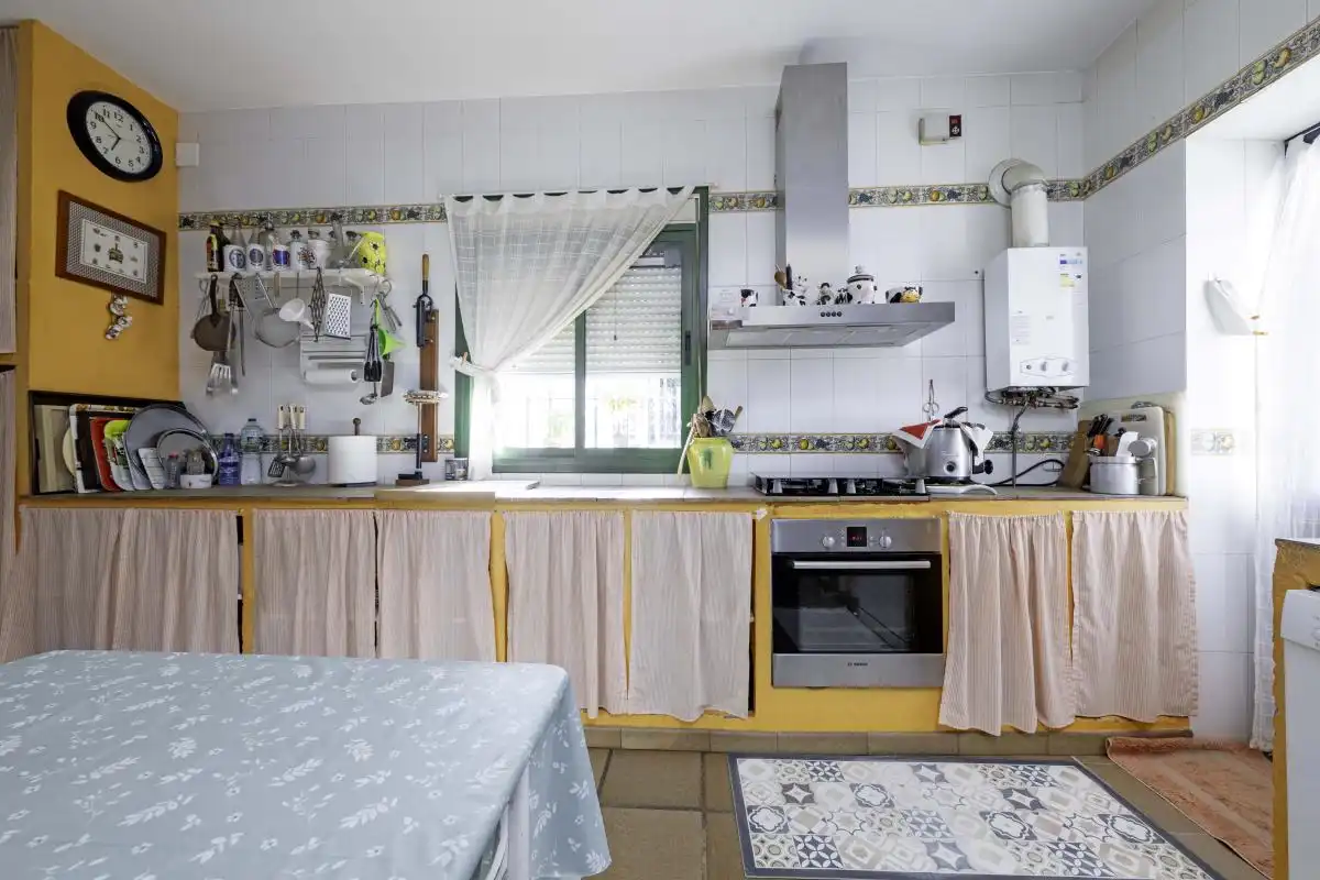 Cuina de Casa o xalet en venda en Bollullos de la Mitación amb Aire condicionat, Calefacció i Jardí privat