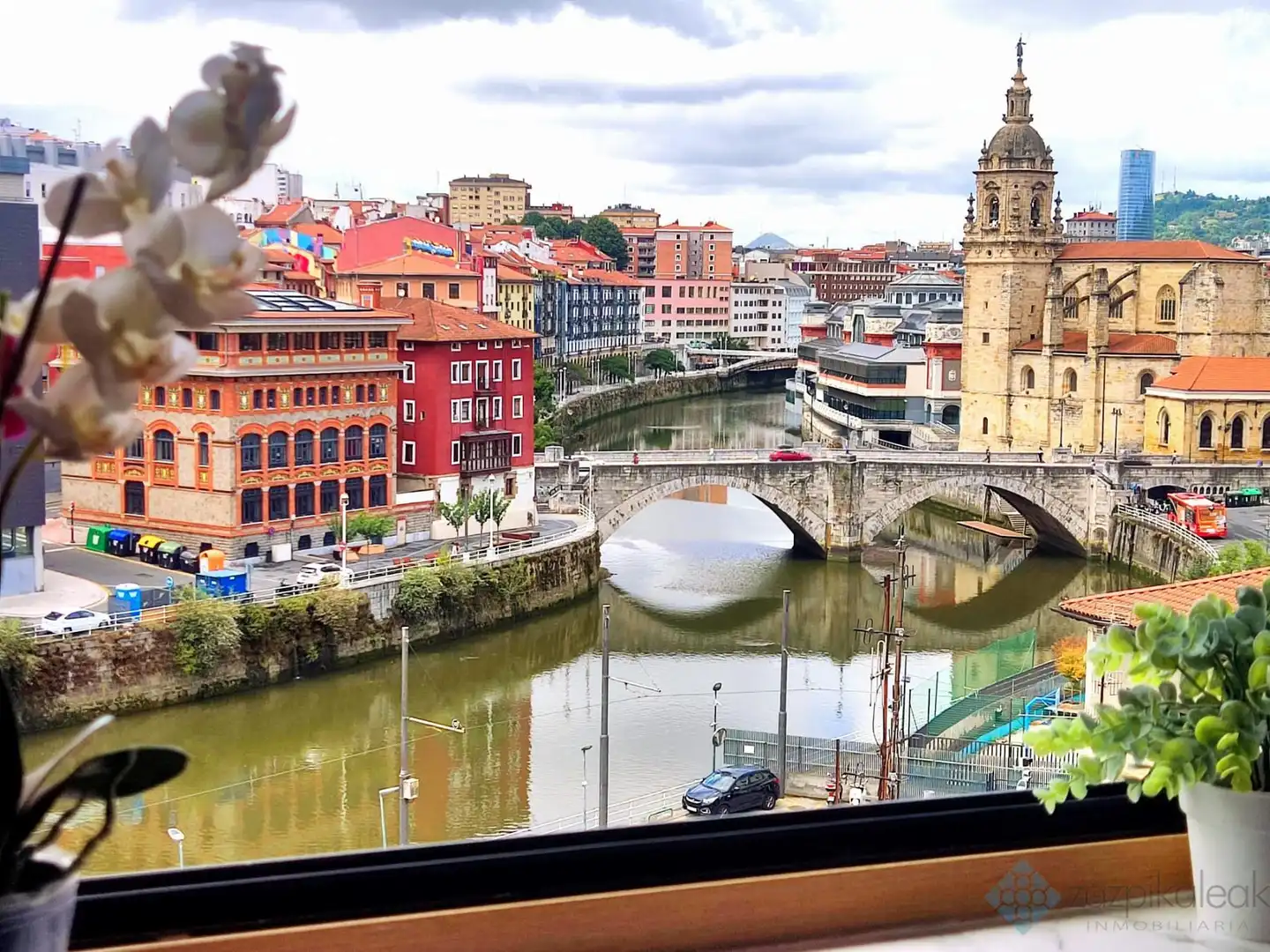 Vista exterior de Pis en venda en Bilbao  amb Calefacció, Moblat i Balcó