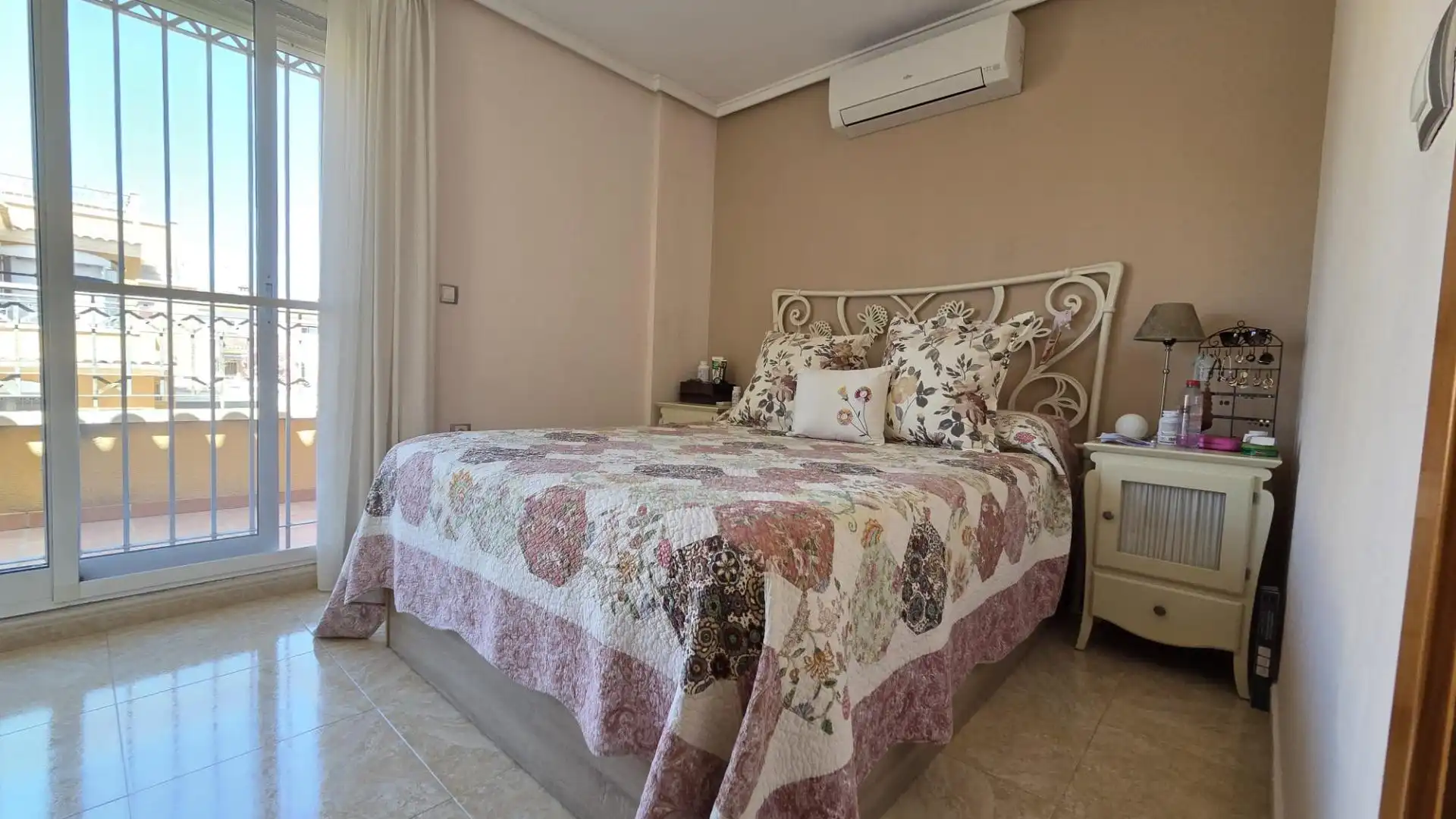 Dormitori de Casa adosada en venda en Torrevieja amb Aire condicionat, Jardí privat i Terrassa