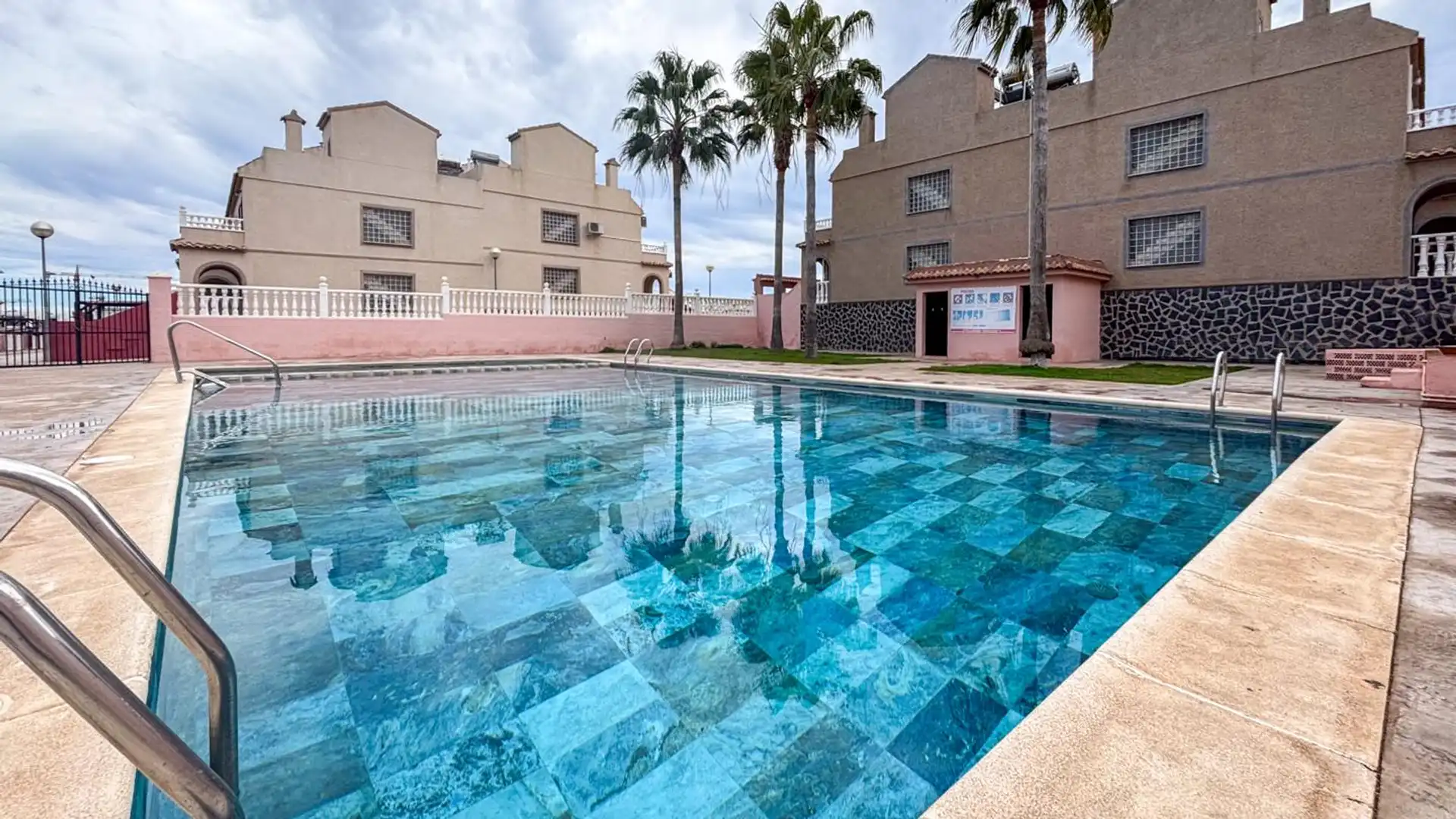 Piscina de Casa adosada en venta en Santa Pola con Aire acondicionado, Terraza y Trastero