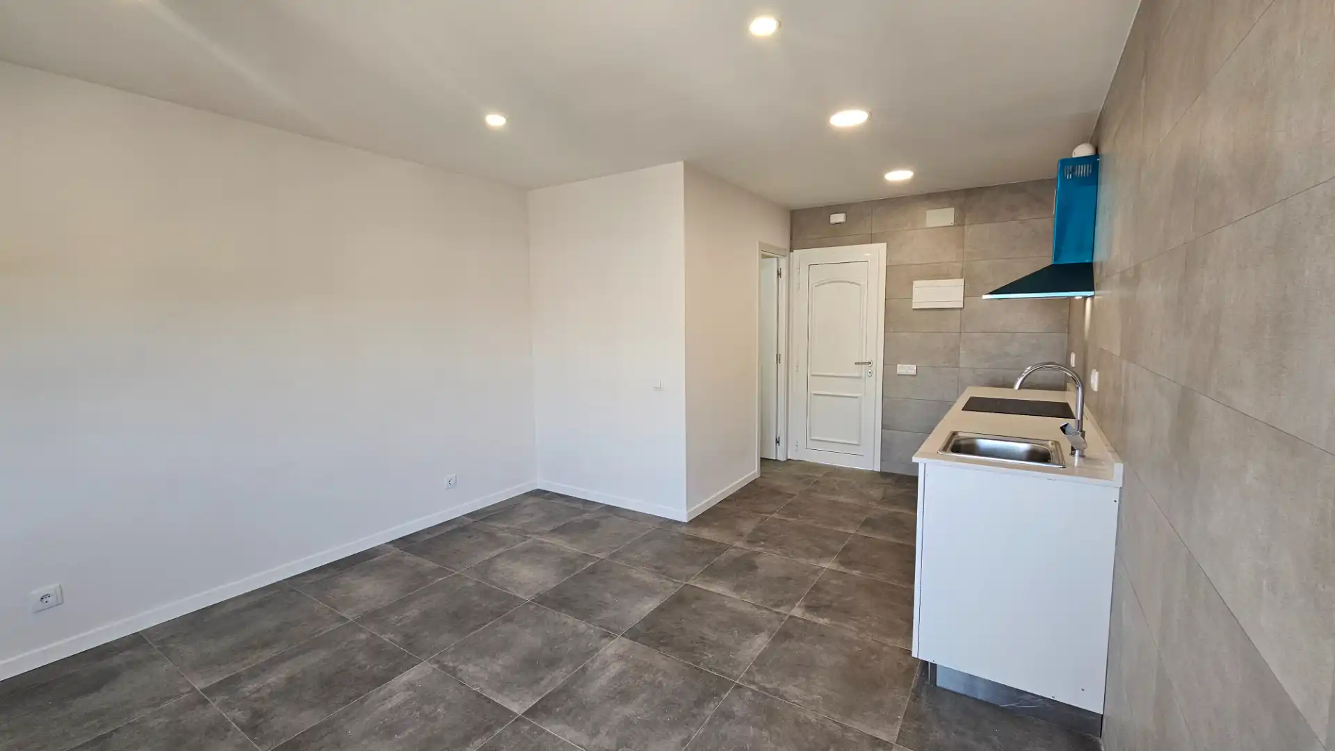 Küche von Wohnung zum Verkauf in Torredembarra mit Ofen und Balkon