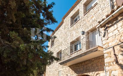 Vista exterior de Casa o xalet en venda en Estaràs amb Terrassa i Balcó