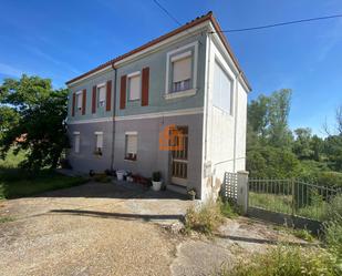 Vista exterior de Casa o xalet en venda en León Capital  amb Calefacció i Jardí privat