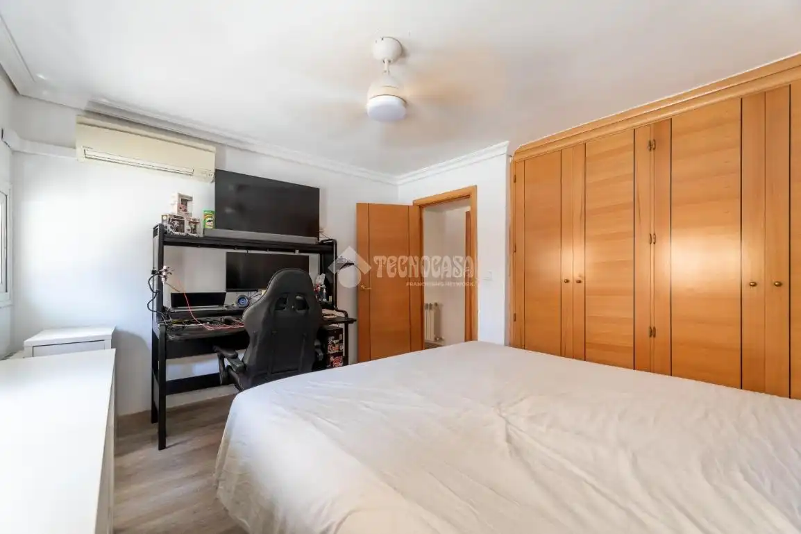 Bedroom of Flat for sale in Madrid  with Air Conditioner