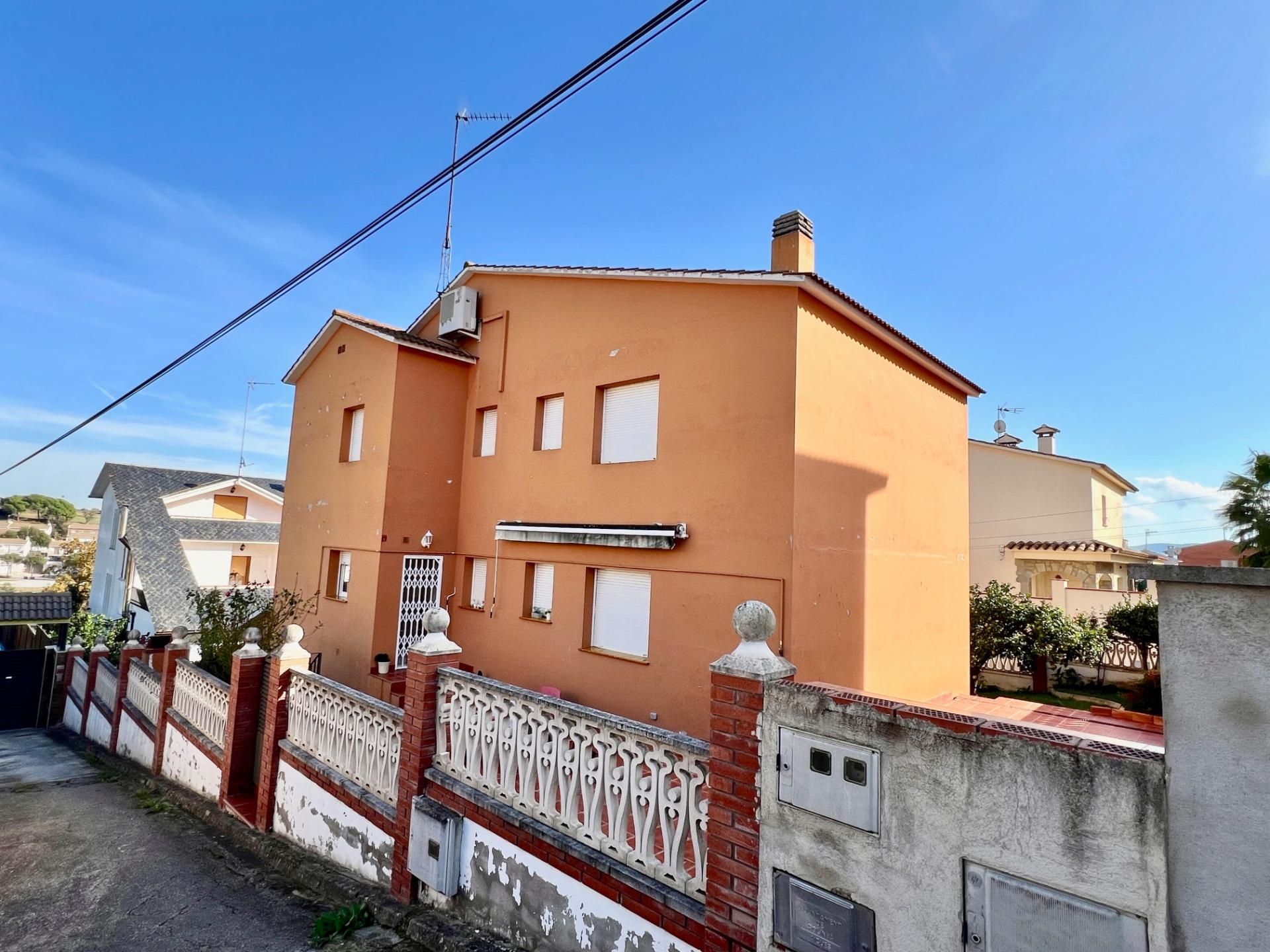 Vista exterior de Casa o xalet en venda en Polinyà amb Aire condicionat, Calefacció i Jardí privat
