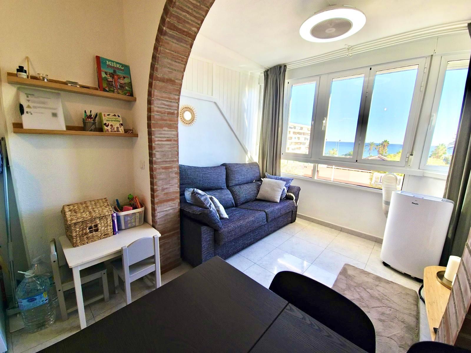 Dormitori de Apartament de lloguer en Torrevieja amb Aire condicionat, Calefacció i Moblat