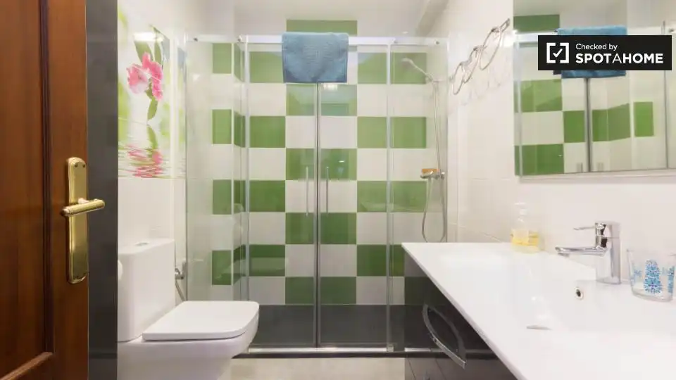 Badezimmer von Wohnung zur untervermieten in Bilbao  mit Klimaanlage, Heizung und Möbliert