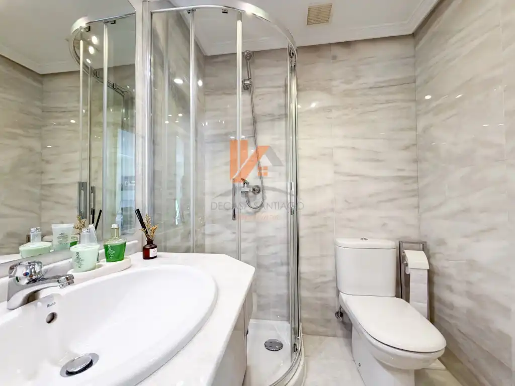 Baño de Piso en venta en Santiago de Compostela  con Terraza, Amueblado y Horno