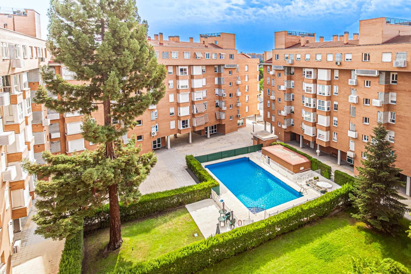 Swimming pool of Attic for sale in  Madrid Capital  with Air Conditioner, Heating and Private garden