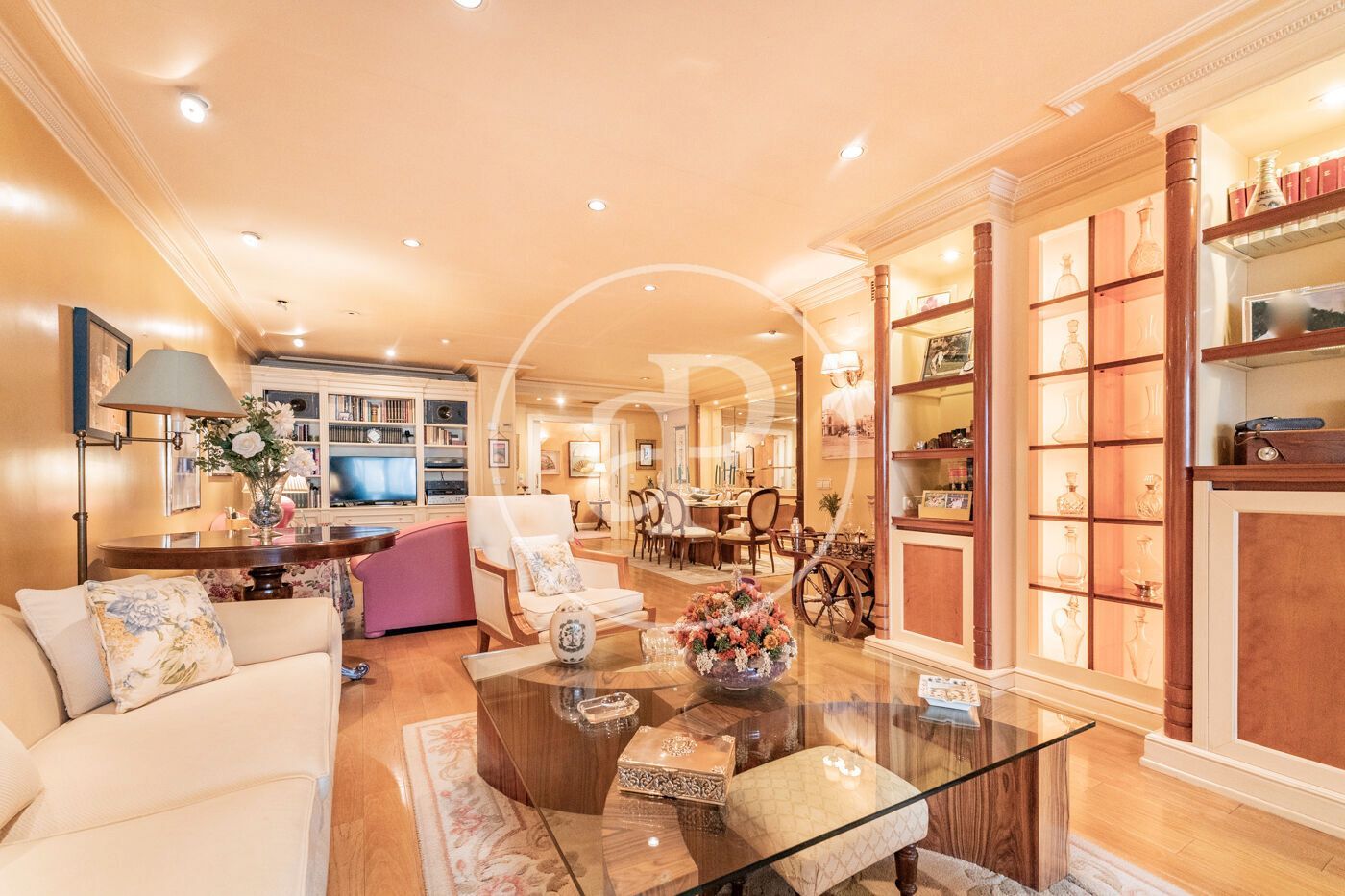 Living room of Flat for sale in  Madrid Capital  with Air Conditioner, Heating and Community pool
