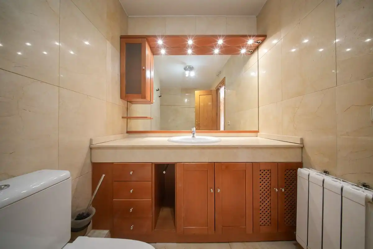 Baño de Casa adosada en venta en Pozuelo de Alarcón con Aire acondicionado, Calefacción y Jardín privado