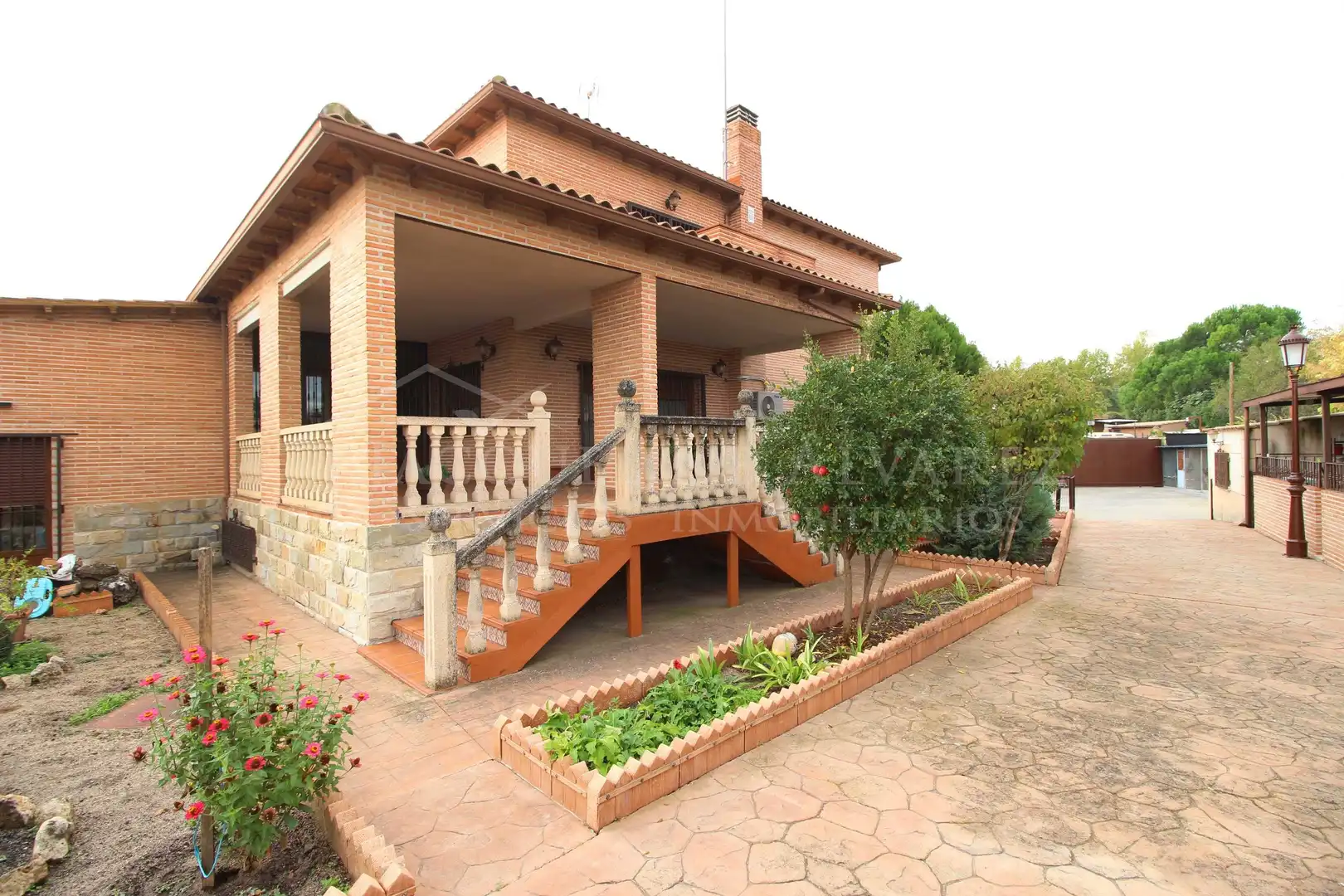 Vista exterior de Casa o xalet en venda en Yeles amb Calefacció, Jardí privat i Piscina