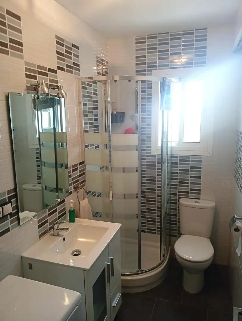Baño de Apartamento en venta en Torremolinos con Aire acondicionado, Calefacción y Amueblado