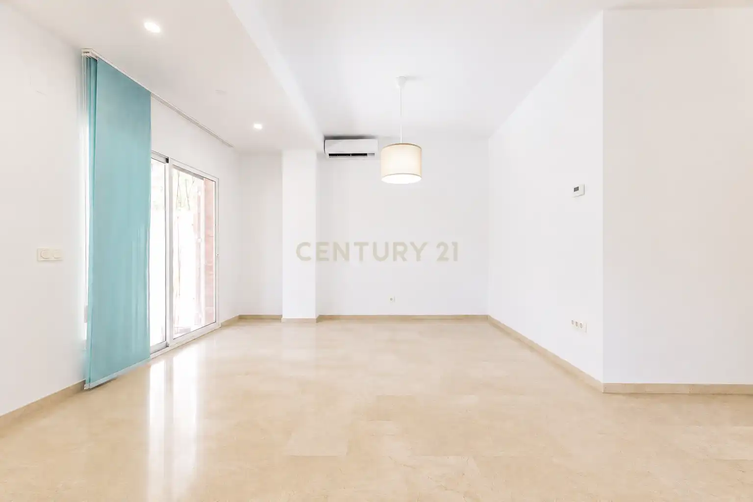 Sala d'estar de Casa o xalet en venda en Paterna amb Aire condicionat, Jardí privat i Piscina
